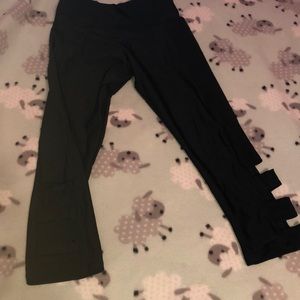 Athletic leggings with fashionable side holes